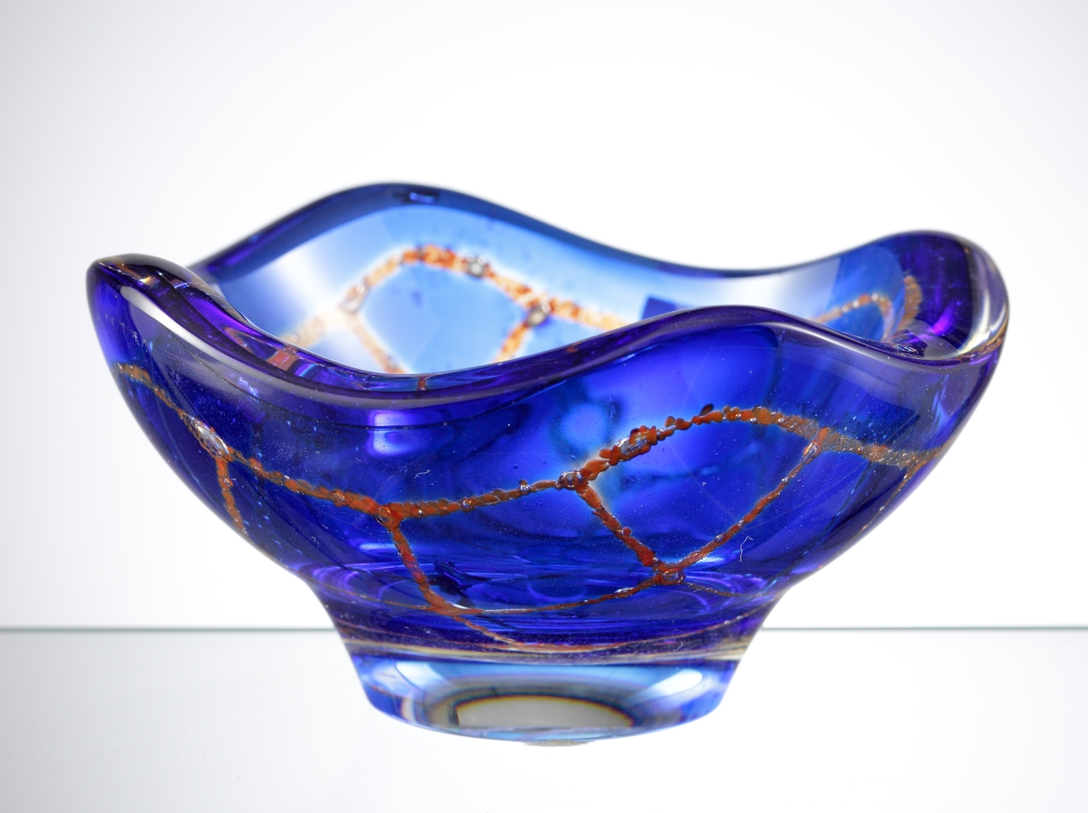 Design: Sven Palmqvist. Mindre, oval, ravenna-skål nr 6208 med klack. Mönster i blått och brunt. Konstnär Sven Palmqvist.