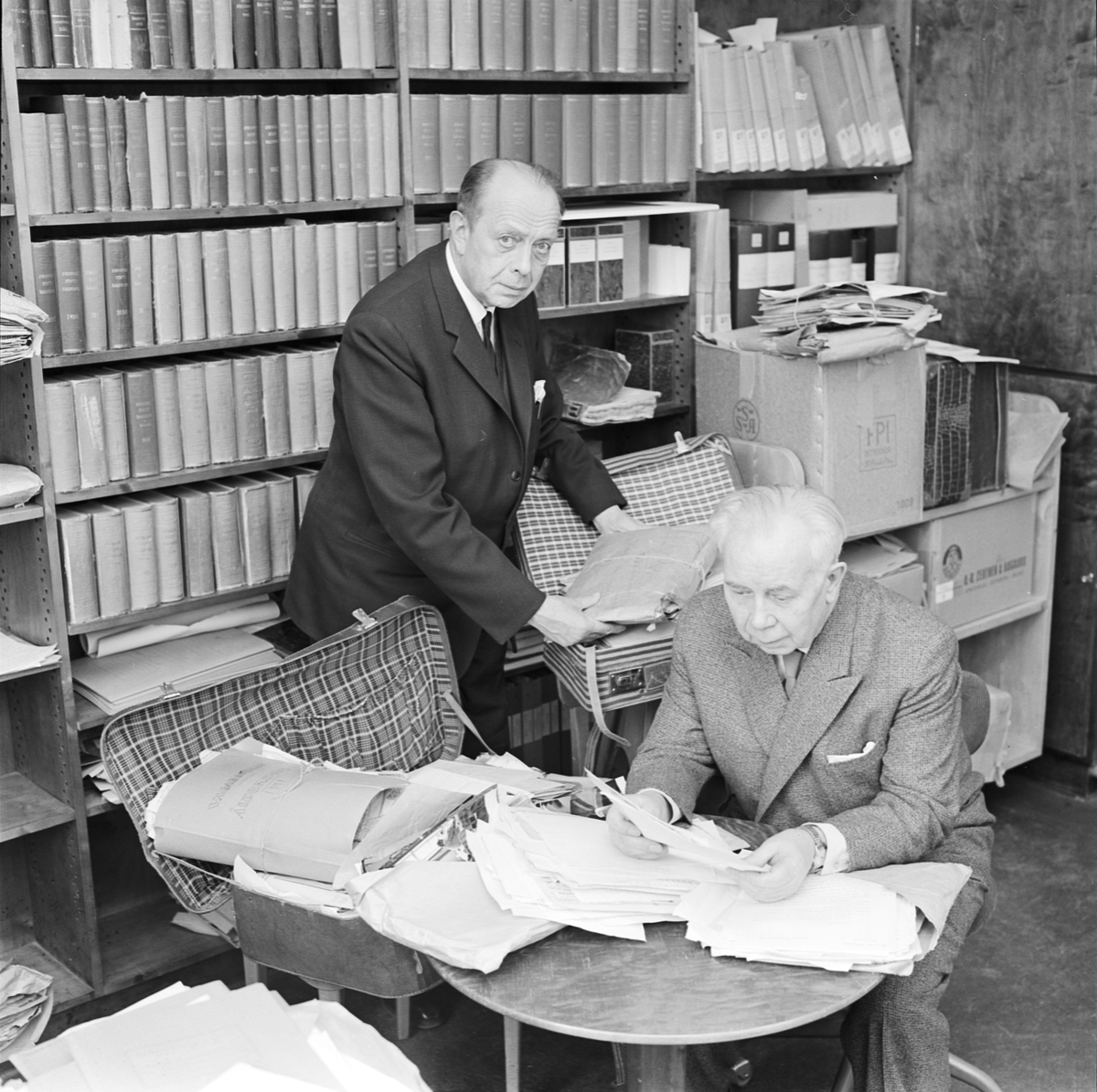 Carolina Rediviva, Ivar Lo Johansson och förste bibliotekarie G Holmgren, Uppsala, mars 1963