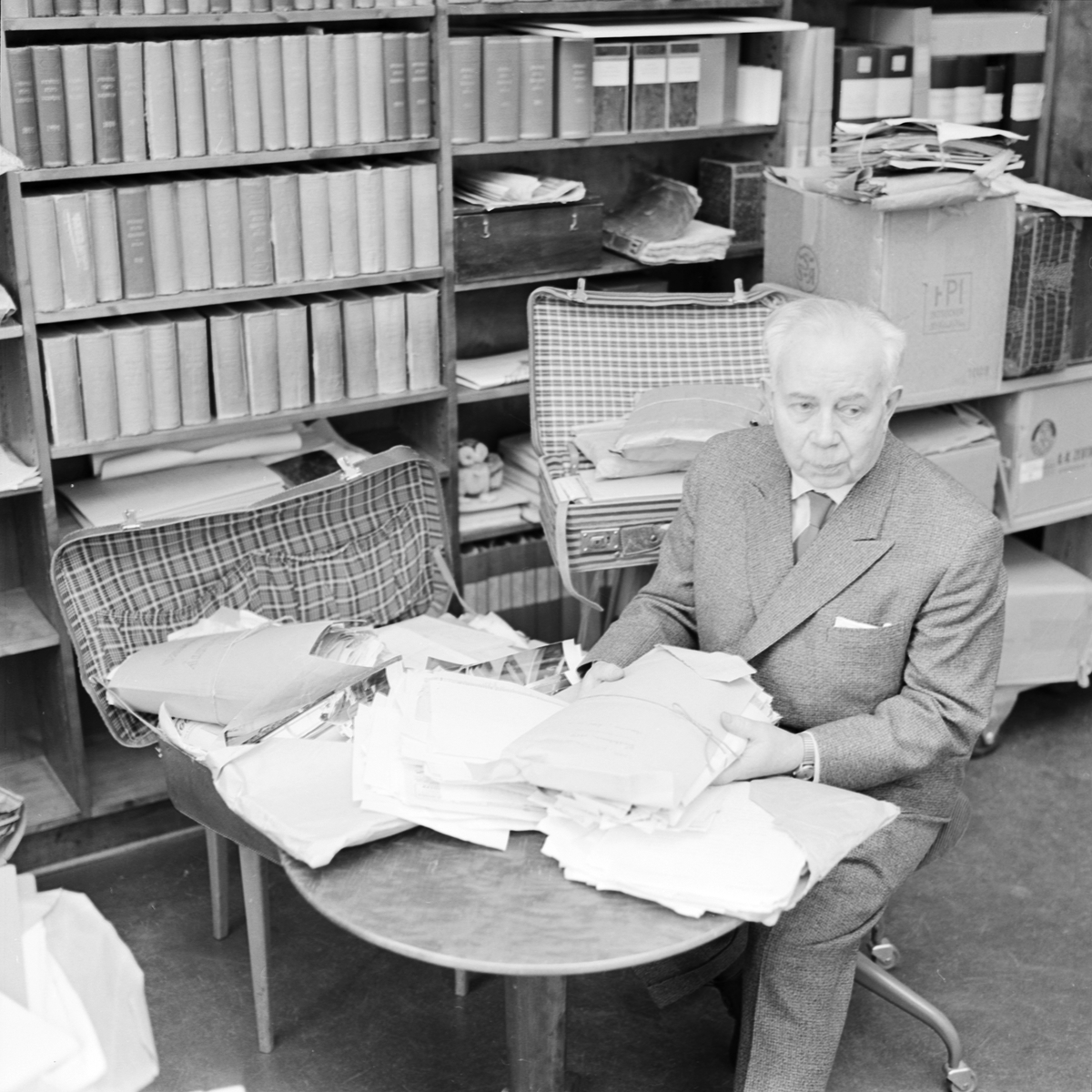Carolina Rediviva, Ivar Lo Johansson och förste bibliotekarie G Holmgren, Uppsala, mars 1963