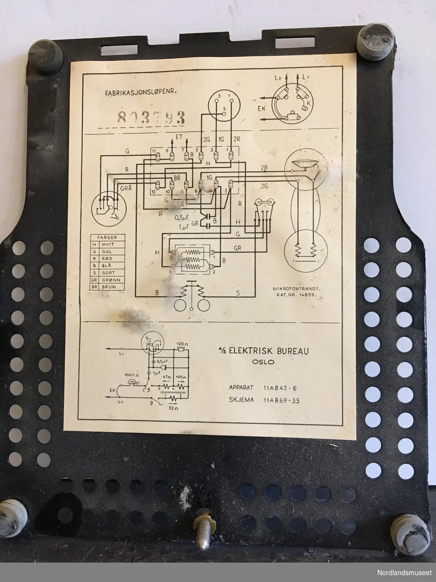 Bordmodell med nummerskive. Fabrikasjonsnummer 803793 Skjema 11AB69-35
Laget av bakeliltt.