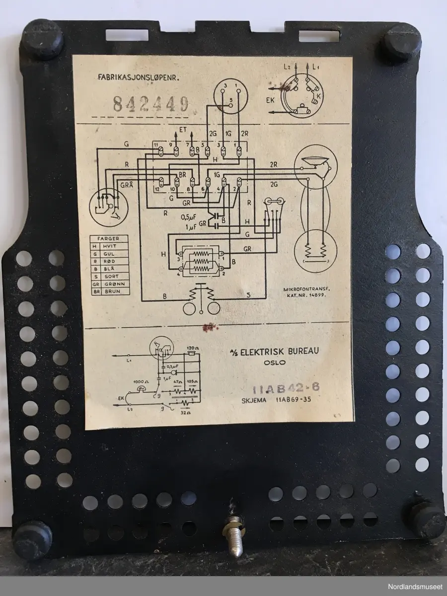 Bordmodell med nummerskive. Fabrikasjonsnummer 82449
Skjema 11AB69-35
Laget av bakeliltt.