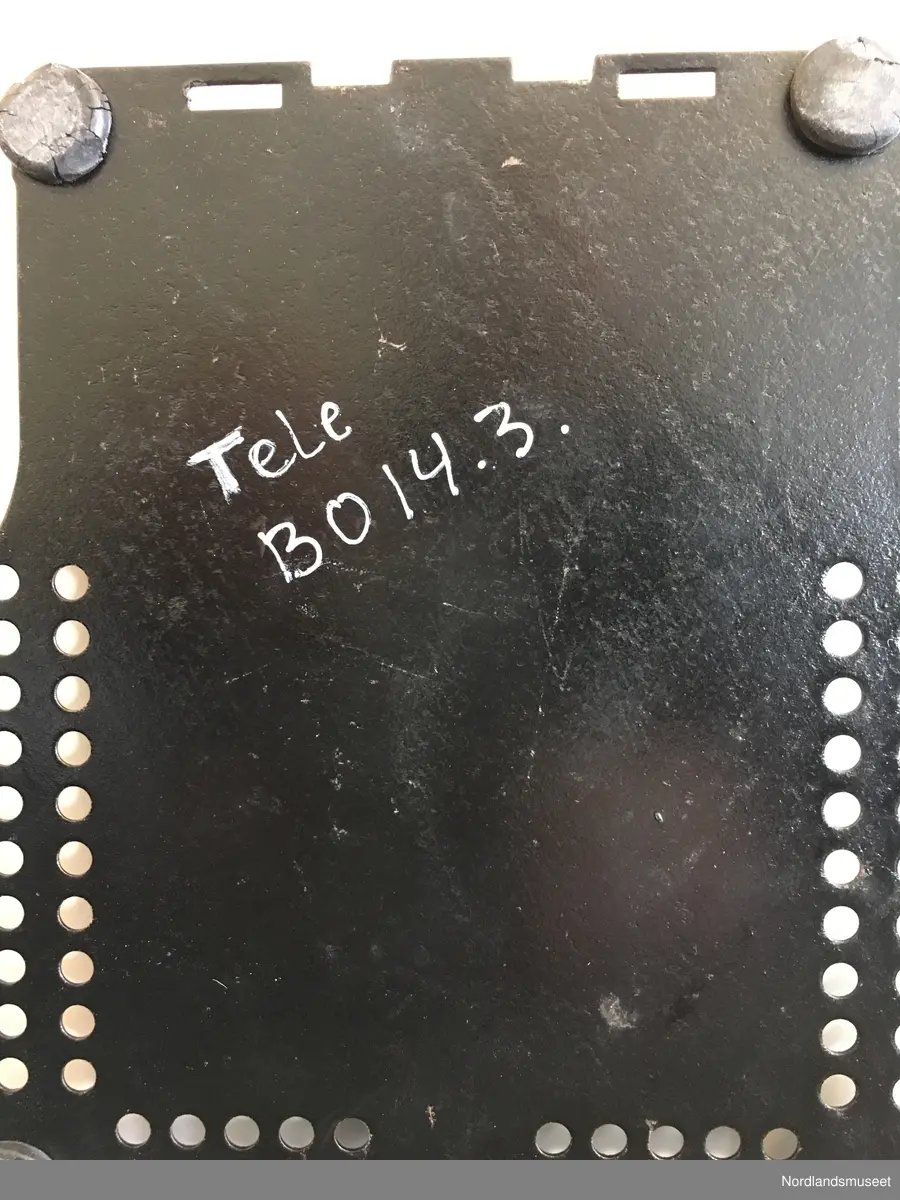 Bordmodell med nummerskive. Fabrikasjonsnummer 82449
Skjema 11AB69-35
Laget av bakeliltt.