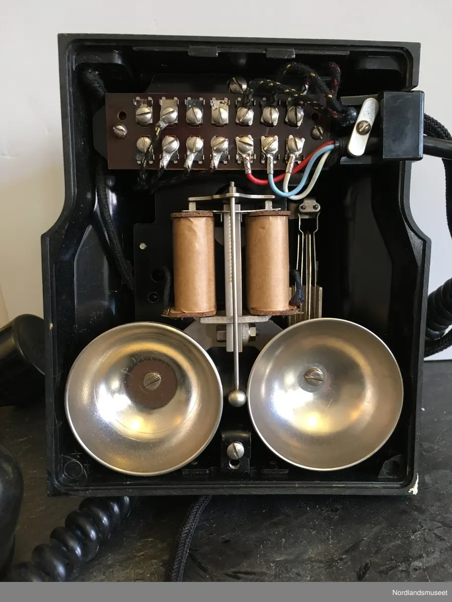 Bordmodell med nummerskive. Fabrikasjonsnummer 82449
Skjema 11AB69-35
Laget av bakeliltt.