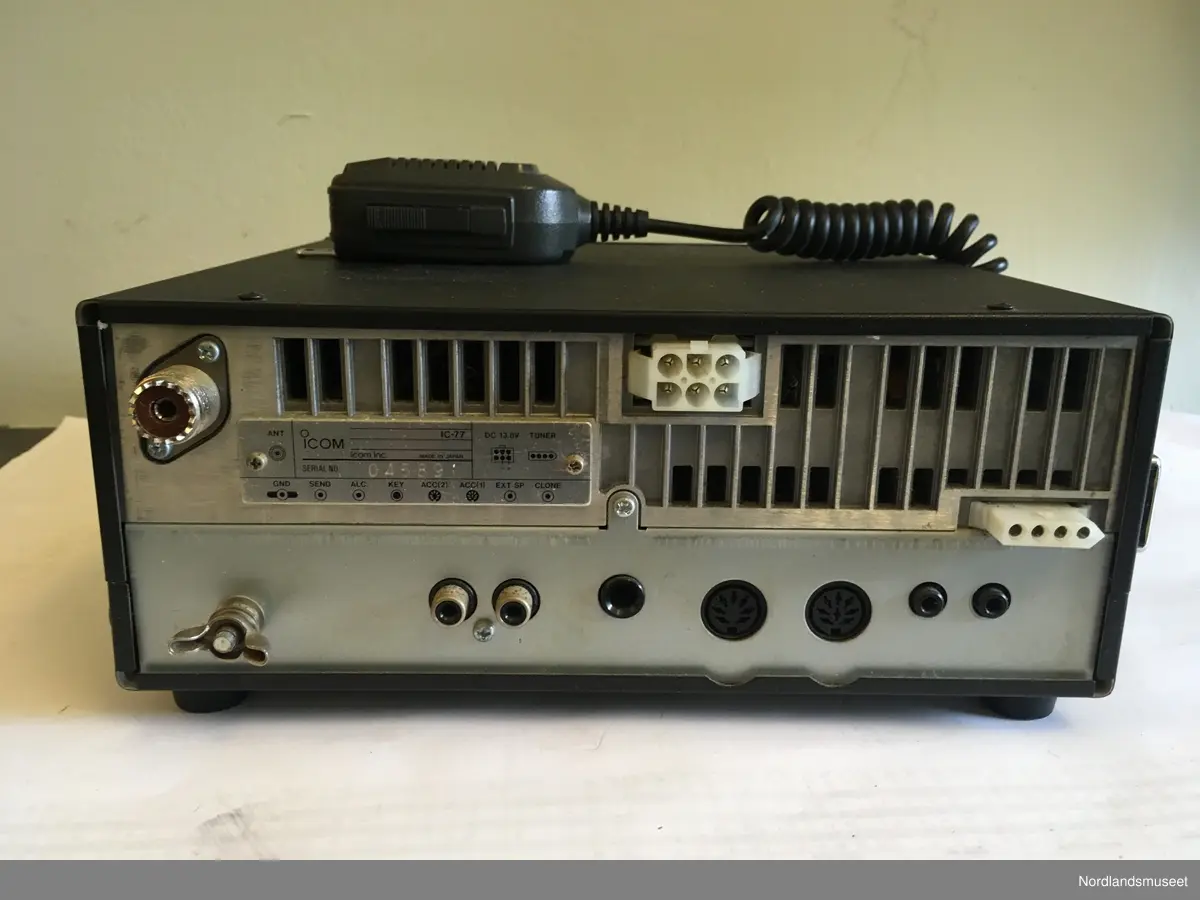 serienr 04589
Amatørradio, benyttet ved fangststasjon Austfjordnes på Svalbard på 1990-tallet
