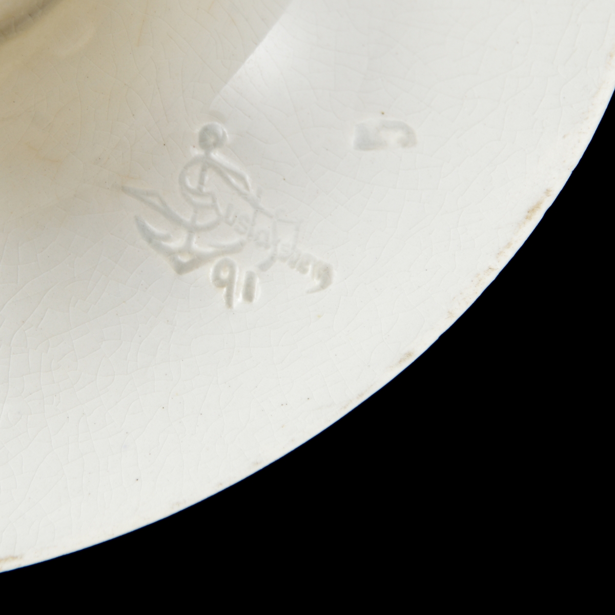 Soppterrin av porslin. Rund skål med två öron och låg, konisk, insvängd fot. 
Locket välvt med svagt klockformig profil, bredare än skålens mynning, knopp i form av blomknopp och hål för soppslev. Dekor i ljust violett, blommönster och fasaner.