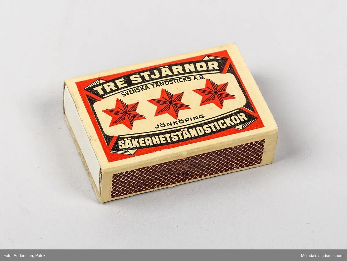 Tändsticksasken Tre Stjärnor Säkerhetstickor, tillverkad av Svenska Tändsticks A.B. i Jönköping någon gång mellan 1917 - 1980.
Det svenska varumärket Three Stars är nog världens mest kända tändsticksvarumärke som registrerades redan 1887.