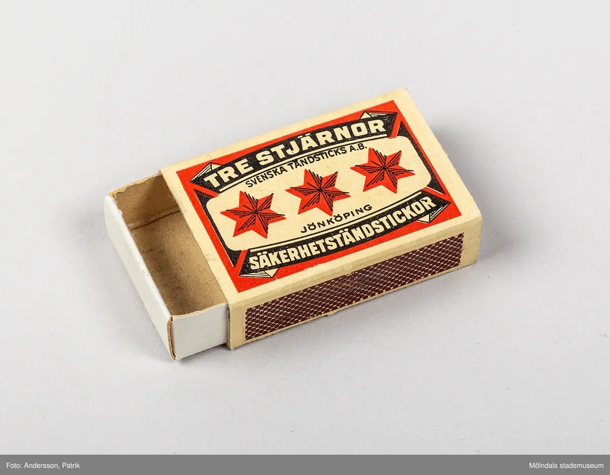 Tändsticksasken Tre Stjärnor Säkerhetstickor, tillverkad av Svenska Tändsticks A.B. i Jönköping någon gång mellan 1917 - 1980.
Det svenska varumärket Three Stars är nog världens mest kända tändsticksvarumärke som registrerades redan 1887.