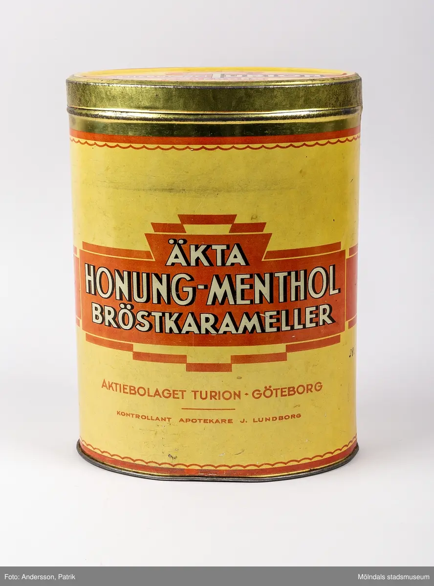 Plåtburk Äkta Honung-Menthol Bröstkarameller, tillverkad av Aktiebolaget Turion i Göteborg, kontrollant apotekare J. Lundberg.
Bröstkarameller är en variant av halstabletter som man ofta åt förr mot rethosta och var lindande i bröstet.

Burken är gul och guldfärgargad med orange detaljer. På båda sidorna om burken finns vit och orage text:
"ÄKTA HONUNG-MENTHOL BRÖSTKARAMELLER
AKTIEBOLAGET TURION - GÖTEBORG
KONTROLLANT APOTEKARE J. LUNDBERG". På locket står: "AKTIEBOLAGET TURION GÖTEBORG", med vit text mot orange bakgrund.