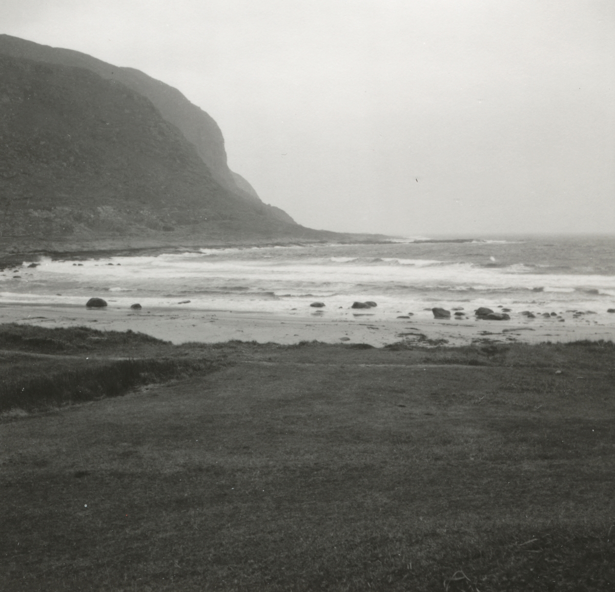 Landskapsbilder av stranden ved Alnes, Godøy.