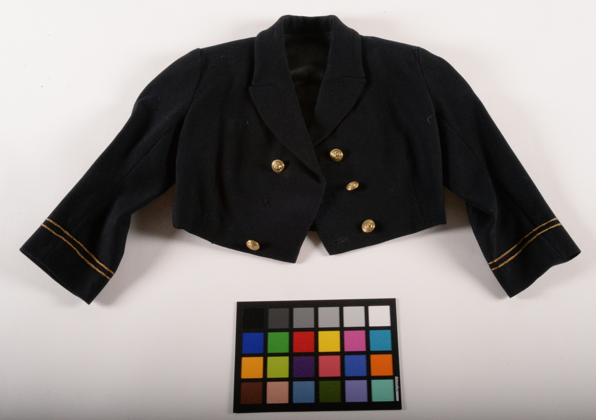 Barnuniform av flygarmodell, bestående av jacka, byxor och mössa. Uniformen syddes av givarens mamma Anna Andersson. Hon arbetade bland annat som byxsömmerska på KABOM. Tyget kom från byggmästare Daniel Nilssons avlagda kostymer som sprättades upp och återanvändes. Anna sydde även skärmmössan (lösa skärmar fanns att köpa).

Jacka AM 2016:04:A
Byxa AM 2016:04:B
Mössa AM 2016:04:C