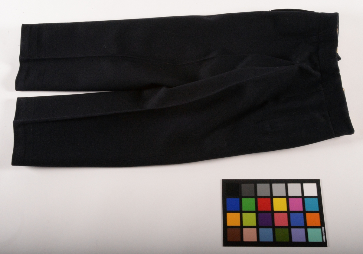 Barnuniform av flygarmodell, bestående av jacka, byxor och mössa. Uniformen syddes av givarens mamma Anna Andersson. Hon arbetade bland annat som byxsömmerska på KABOM. Tyget kom från byggmästare Daniel Nilssons avlagda kostymer som sprättades upp och återanvändes. Anna sydde även skärmmössan (lösa skärmar fanns att köpa).

Jacka AM 2016:04:A
Byxa AM 2016:04:B
Mössa AM 2016:04:C