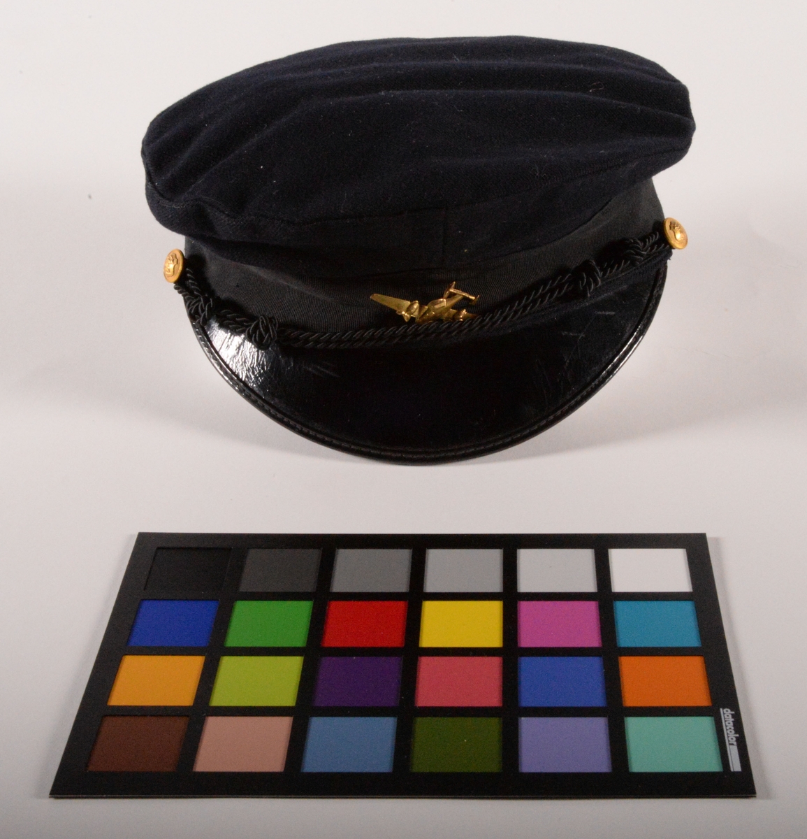 Barnuniform av flygarmodell, bestående av jacka, byxor och mössa. Uniformen syddes av givarens mamma Anna Andersson. Hon arbetade bland annat som byxsömmerska på KABOM. Tyget kom från byggmästare Daniel Nilssons avlagda kostymer som sprättades upp och återanvändes. Anna sydde även skärmmössan (lösa skärmar fanns att köpa).

Jacka AM 2016:04:A
Byxa AM 2016:04:B
Mössa AM 2016:04:C