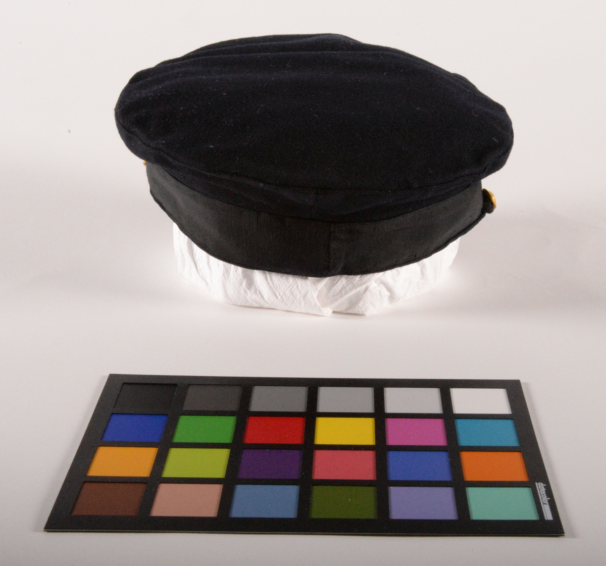 Barnuniform av flygarmodell, bestående av jacka, byxor och mössa. Uniformen syddes av givarens mamma Anna Andersson. Hon arbetade bland annat som byxsömmerska på KABOM. Tyget kom från byggmästare Daniel Nilssons avlagda kostymer som sprättades upp och återanvändes. Anna sydde även skärmmössan (lösa skärmar fanns att köpa).

Jacka AM 2016:04:A
Byxa AM 2016:04:B
Mössa AM 2016:04:C