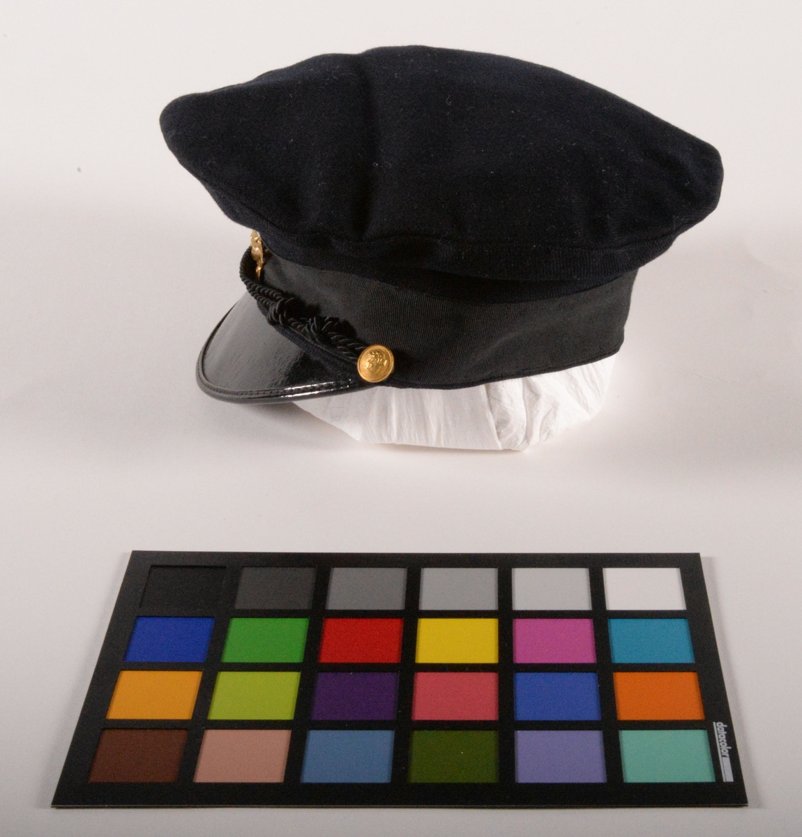 Barnuniform av flygarmodell, bestående av jacka, byxor och mössa. Uniformen syddes av givarens mamma Anna Andersson. Hon arbetade bland annat som byxsömmerska på KABOM. Tyget kom från byggmästare Daniel Nilssons avlagda kostymer som sprättades upp och återanvändes. Anna sydde även skärmmössan (lösa skärmar fanns att köpa).

Jacka AM 2016:04:A
Byxa AM 2016:04:B
Mössa AM 2016:04:C