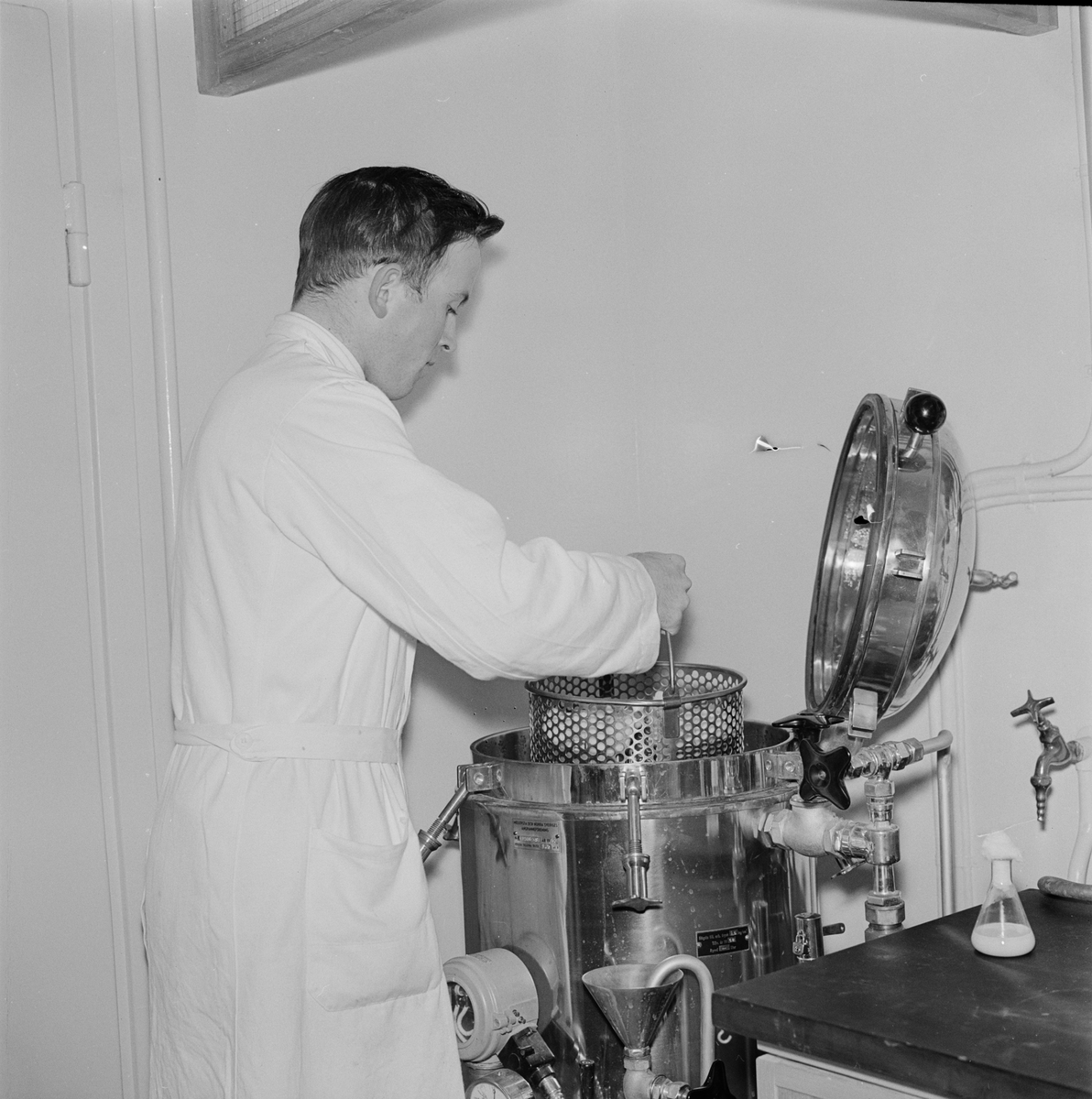 Mikrobiologer på Biokemiska institutionen, Uppsala, november 1957