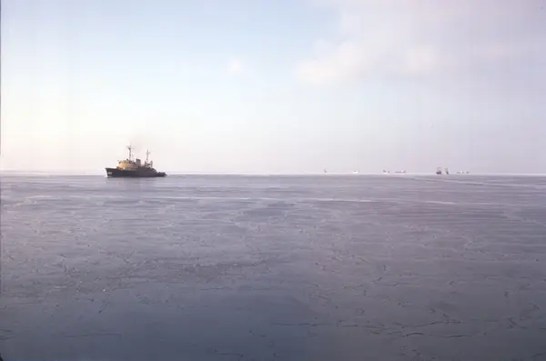 Ymer passerar isbrytaren Oden (troligen). I bakgrunden syns 