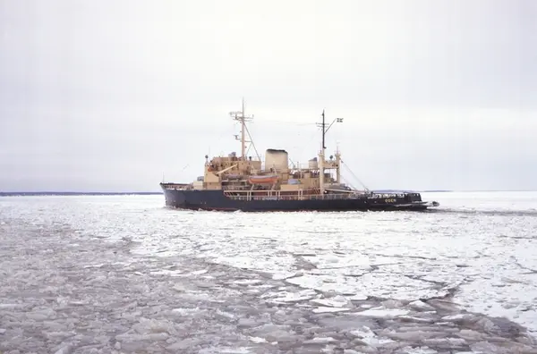 Ymer passerar isbrytaren Oden.