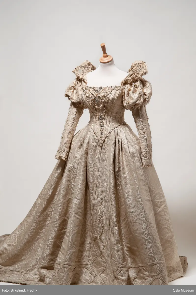 Renessansekjole med hodepynt brukt først av Aase Bye i 1942 og 1946 og senere av Wenche Foss i 1957 i tittelrollen i Bjørnstjerne Bjørnsons "Maria Stuart i Skottland" på Nationaltheatret.