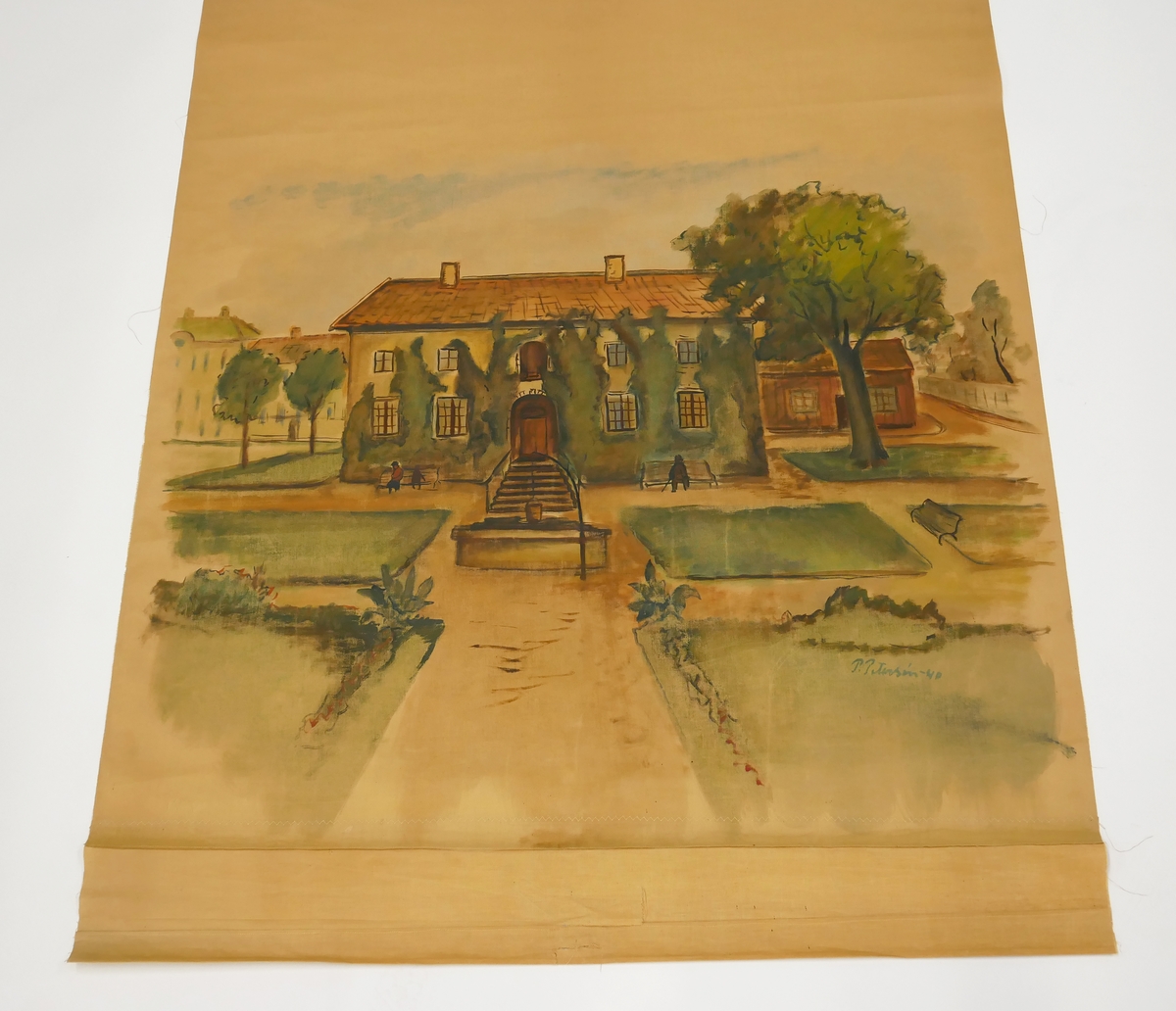 Rullgardin med målat motiv föreställande Alströmerska magasinet, idag Alingsås museum. Framför byggnaden syns den önskebrunn som stod i Museiparken ett kort tag. Målningen är utförd av Paul Petersén och signerad "P. Petersén -40". Rullgardinen är fäst med spik på en rullgardinskäpp av trä. På käppen sitter en etikett med texten "HAGLUNDS ECLIPSE MEKANISK RULLGARDINSKÄPP"