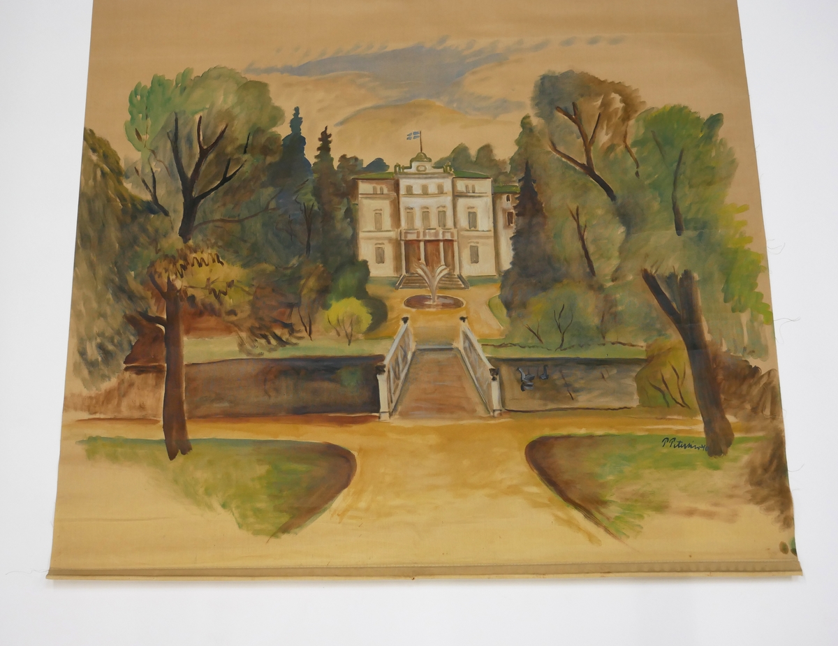 Rullgardin med målat motiv föreställande Nolhaga slott i Alingsås. Målningen är utförd av Paul Petersén och signerad "P. Petersén -40". Rullgardinen är fäst med spik på en rullgardinskäpp av trä. På käppen sitter en etikett med texten "HAGLUNDS ECLIPSE MEKANISK RULLGARDINSKÄPP"
