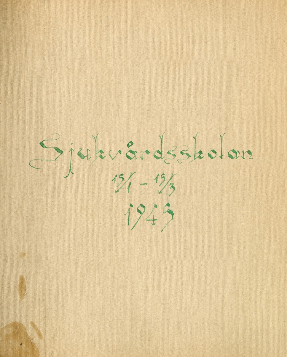 Fotoalbum F 11 sjukvårdsskola.
"Sjukvårdsskolan 15/1-15/3 1945"

47 bilder med motiv från militär sjukvårdsutbildning vid F 11 Södermanlands flygflottilj. Gruppfoton av kursdeltagare, övningar i fält, brandövning, lektioner i skolsal, sjukvårdsmateriel.