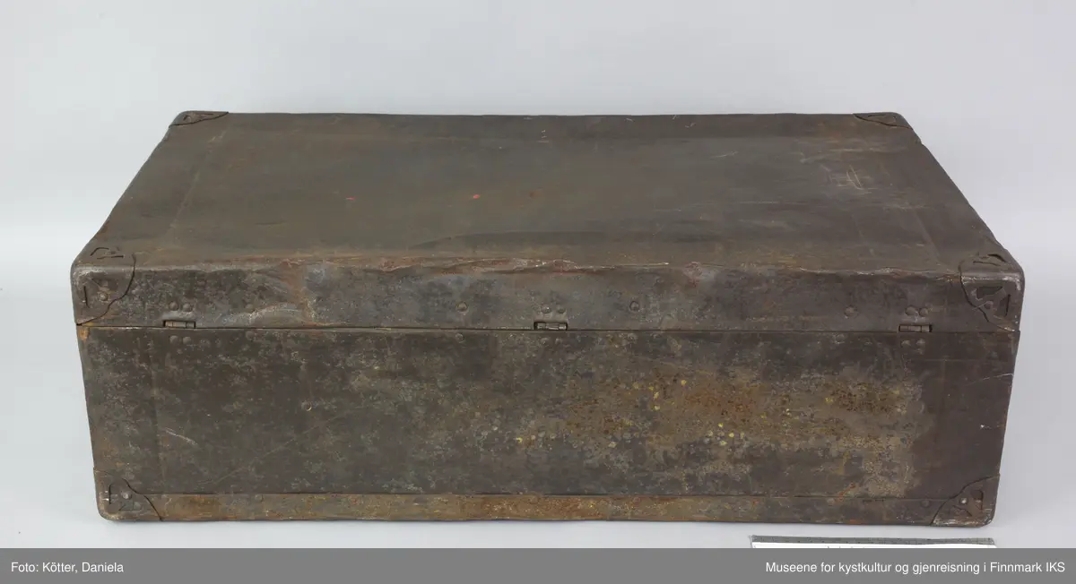 Kofferten er av metall og forsterket med metallhjørner. Den har en lukke- og låsemekanisme i midten og lukkes i tillegg med hemper på begge sidene. Håndtaket er av lær. Innvendig er kofferten utkledd med tynt papir og har en metallhengsel på høyre side for å holde koffertlokket i åpen posisjon.