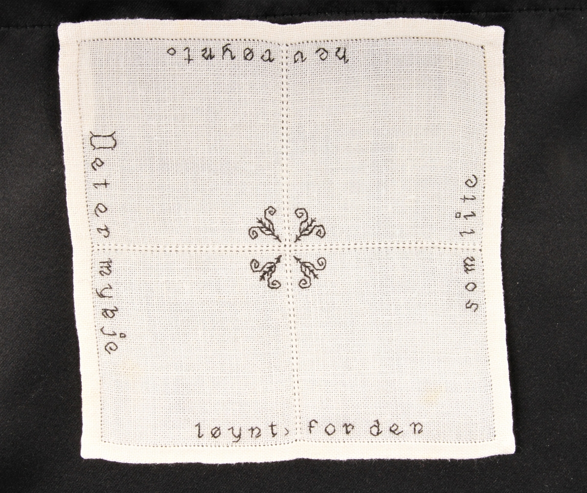 Natur bunn med svart dekor, brodert korsting, hullsøm og attersting. Border, tekst og blomster.