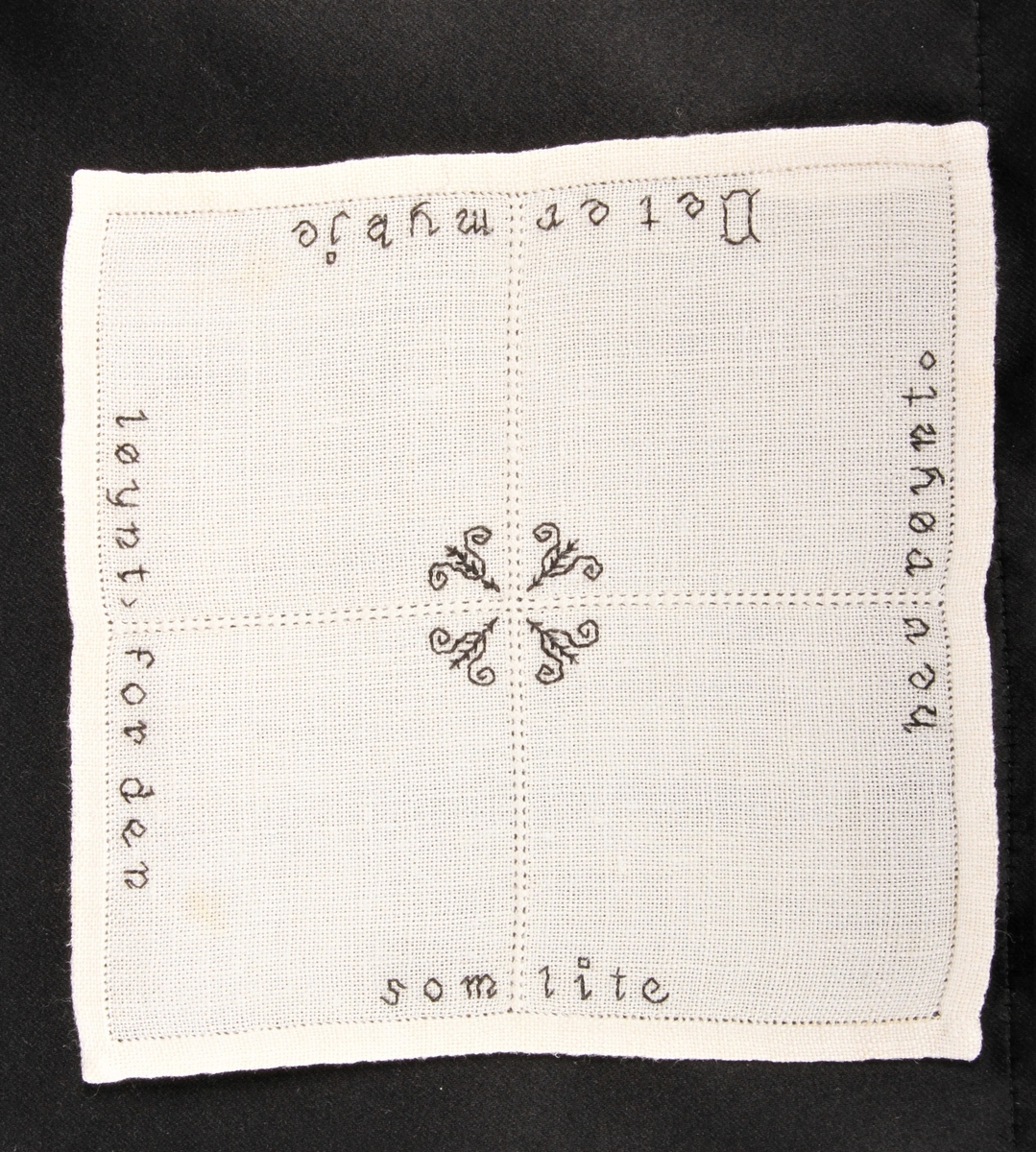 Natur bunn med svart dekor, brodert korsting, hullsøm og attersting. Border, tekst og blomster.