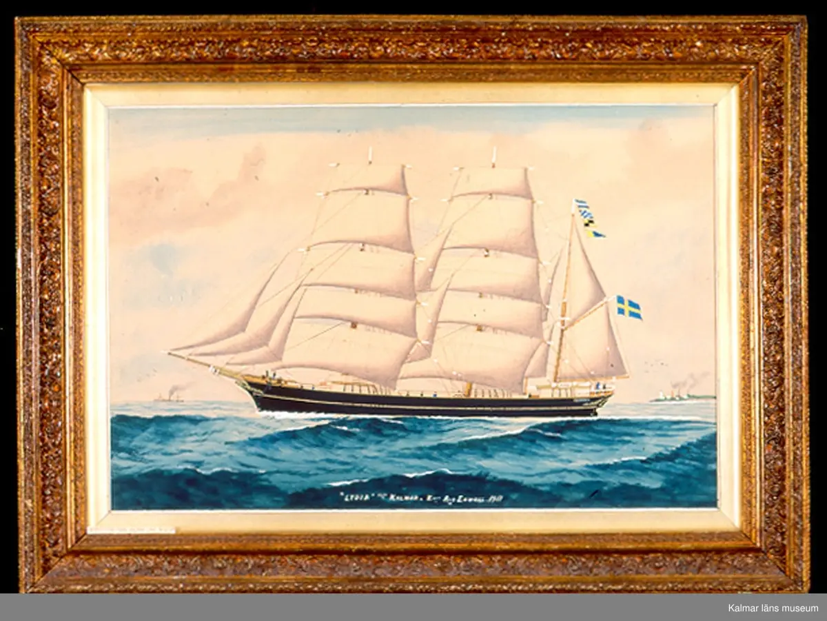 KLM 24397. Tavla, akvarell, gouache. Fartygsbild föreställande barken Lydia av Kalmar. Fartyg från lä, för fulla segel. Fartygsbilden försedd med text: Lydia från Kalmar. Kapt Alb Edwall. 1907. Inglasad och inramad. Förgylld ram av trä.