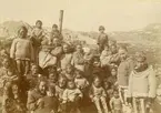 Svenska Grönlandsexpeditionen 1883. Kvinnor och barn i Julianenhaab.