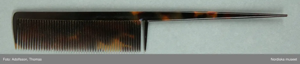 Huvudliggaren:
"Kammar. Af äkta sköldpadd. Tillh. drottning Josefina.
a. Benkam. 
b. Friserkam.
c:1-2  [2 st, L 7,6 cm]
d [L. 12,6 cm]
e [L. 6,3 cm.]
Ink. af f.d. garderobièren hos drottning Josefina, fröken Vilhelmina Åhman, jämte 13701. Ankom 17/10 1876."

c:1) L. 7,6 cm
c:2) L. 7,6 cm
d) L. 12,6 cm 
e) L. 6,3 cm.