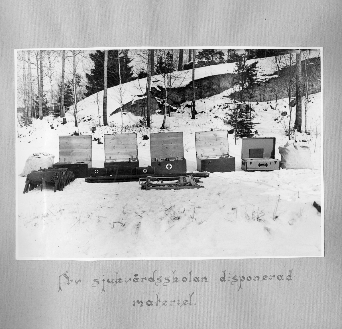 Fotoalbum F 11 sjukvårdsskola.
"Sjukvårdsskolan 15/1-15/3 1945"

47 bilder med motiv från militär sjukvårdsutbildning vid F 11 Södermanlands flygflottilj. Gruppfoton av kursdeltagare, övningar i fält, brandövning, lektioner i skolsal, sjukvårdsmateriel.