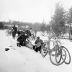 Soldater förbereder räddningsbårar vid sjukvårdsövning i fält vid F 11 Södermanlands flygflottilj, 1945.

Vintertid.

Ur fotoalbum 