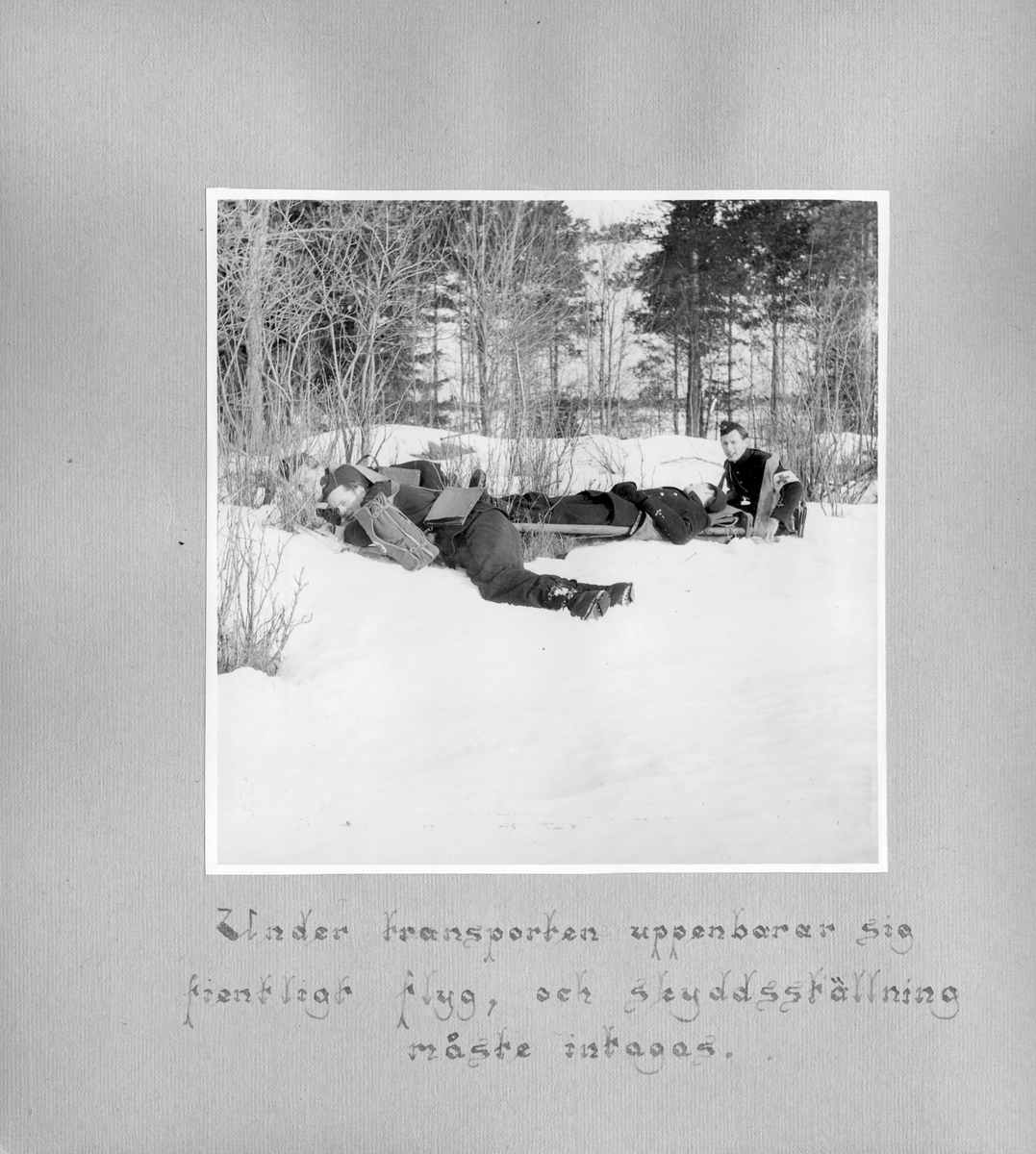 Fotoalbum F 11 sjukvårdsskola.
"Sjukvårdsskolan 15/1-15/3 1945"

47 bilder med motiv från militär sjukvårdsutbildning vid F 11 Södermanlands flygflottilj. Gruppfoton av kursdeltagare, övningar i fält, brandövning, lektioner i skolsal, sjukvårdsmateriel.