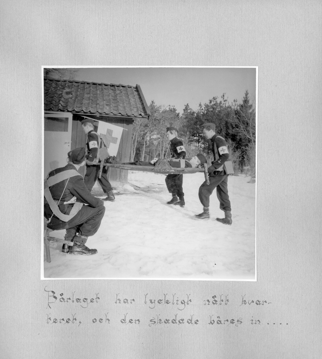 Fotoalbum F 11 sjukvårdsskola.
"Sjukvårdsskolan 15/1-15/3 1945"

47 bilder med motiv från militär sjukvårdsutbildning vid F 11 Södermanlands flygflottilj. Gruppfoton av kursdeltagare, övningar i fält, brandövning, lektioner i skolsal, sjukvårdsmateriel.