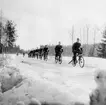 Soldater cyklar med utrustning till sjukvårdsövning i fält vid F 11 Södermanlands flygflottilj, 1945.

Vintertid.

Ur fotoalbum 