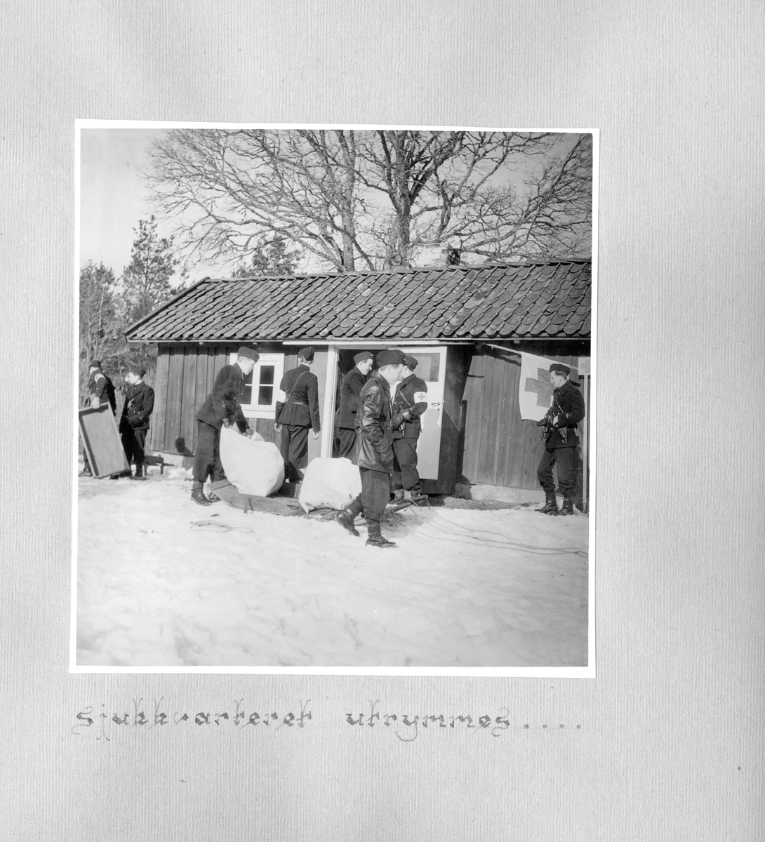 Fotoalbum F 11 sjukvårdsskola.
"Sjukvårdsskolan 15/1-15/3 1945"

47 bilder med motiv från militär sjukvårdsutbildning vid F 11 Södermanlands flygflottilj. Gruppfoton av kursdeltagare, övningar i fält, brandövning, lektioner i skolsal, sjukvårdsmateriel.