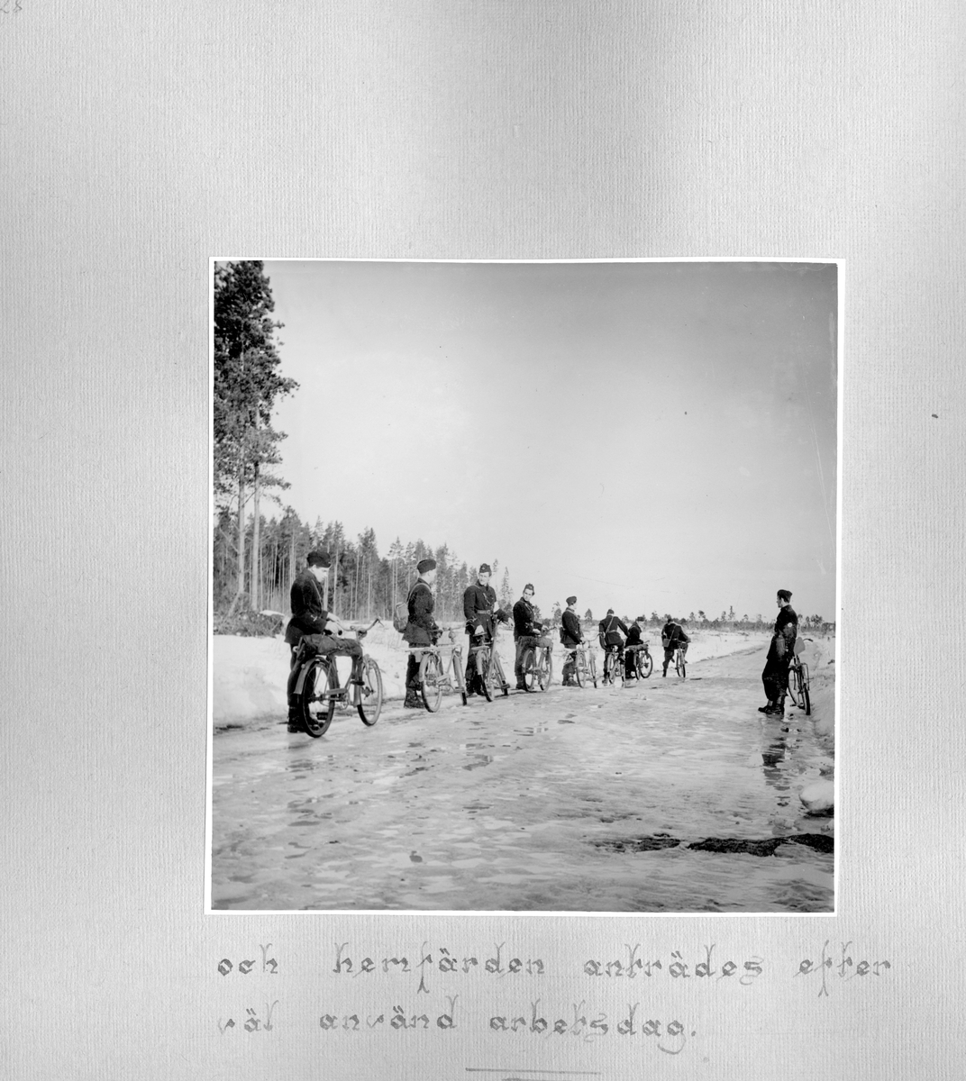 Fotoalbum F 11 sjukvårdsskola.
"Sjukvårdsskolan 15/1-15/3 1945"

47 bilder med motiv från militär sjukvårdsutbildning vid F 11 Södermanlands flygflottilj. Gruppfoton av kursdeltagare, övningar i fält, brandövning, lektioner i skolsal, sjukvårdsmateriel.