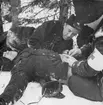 Första hjälpen utförs på soldat som agerar skadad vid sjukvårdsövning i fält vid F 11 Södermanlands flygflottilj, 1945. Omplåstring av skottskada i magen.

Vintertid.

Ur fotoalbum 