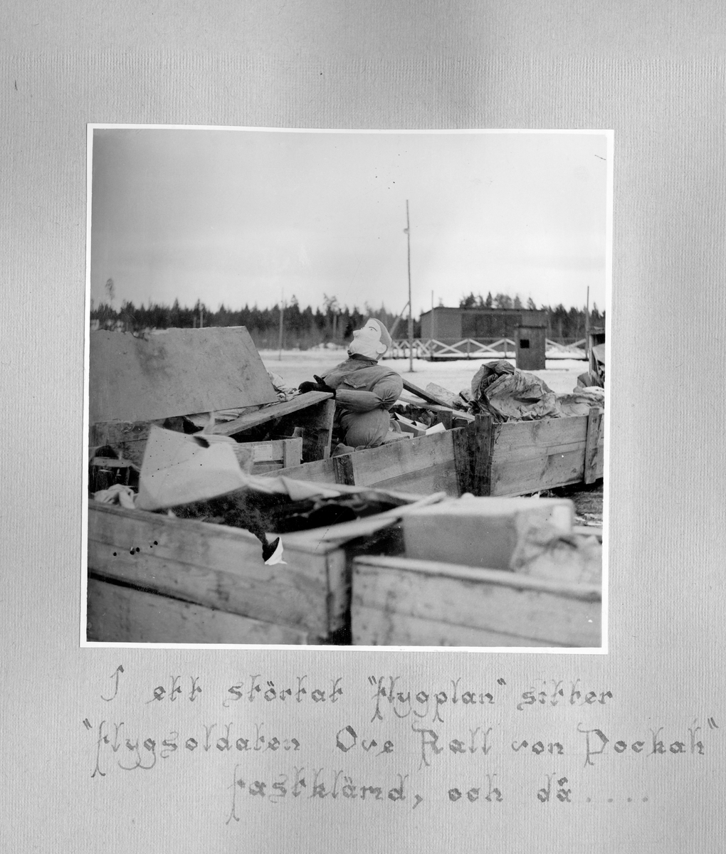 Fotoalbum F 11 sjukvårdsskola.
"Sjukvårdsskolan 15/1-15/3 1945"

47 bilder med motiv från militär sjukvårdsutbildning vid F 11 Södermanlands flygflottilj. Gruppfoton av kursdeltagare, övningar i fält, brandövning, lektioner i skolsal, sjukvårdsmateriel.