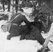 Första hjälpen utförs på soldat som agerar skadad vid sjukvårdsövning i fält vid F 11 Södermanlands flygflottilj, 1945. Svår chockskada.

Vintertid.

Ur fotoalbum 