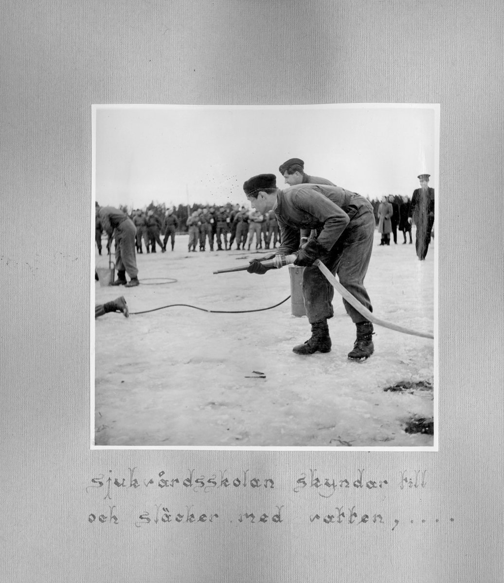 Fotoalbum F 11 sjukvårdsskola.
"Sjukvårdsskolan 15/1-15/3 1945"

47 bilder med motiv från militär sjukvårdsutbildning vid F 11 Södermanlands flygflottilj. Gruppfoton av kursdeltagare, övningar i fält, brandövning, lektioner i skolsal, sjukvårdsmateriel.