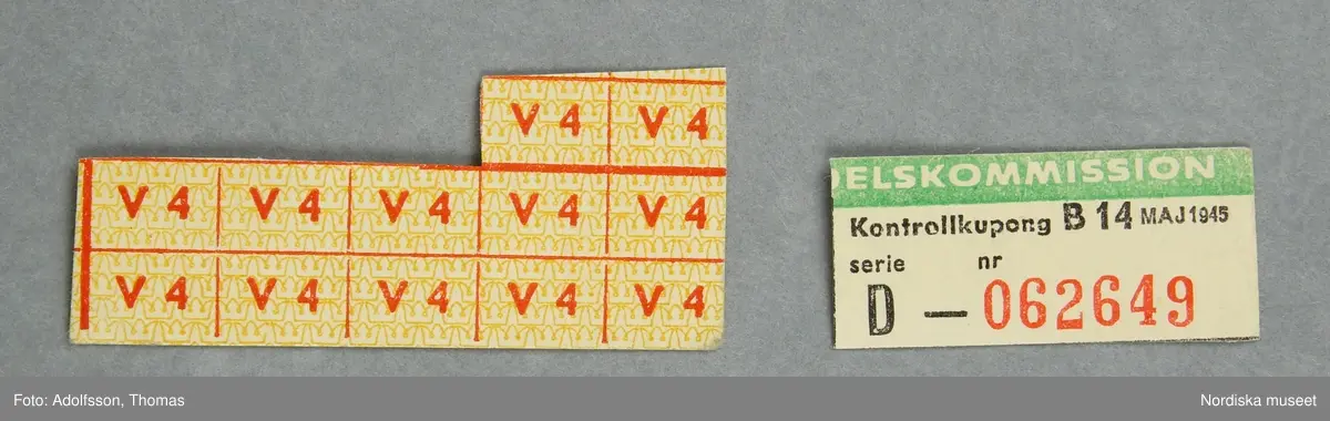 a) Plånbok av papp med spiralrygg av metall, för förvaring av ransoneringskort. I plånboken ligger b:1-51) 51 kort eller delar av ransoneringkort, c:1-7) 7 mindre fragment/rutor av ransoneringskort samt d:1-2) personkort och e) bilaga till personkort.
Givaren har bifogat f:1-9) kortare beskrivning av de respektive korten. Beskrivningarna förvaras i plånboken.
/Cecilia Hammarsten-Larsson 2019