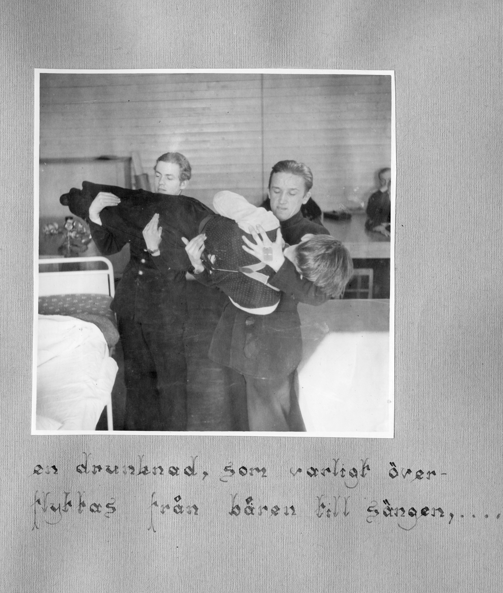 Fotoalbum F 11 sjukvårdsskola.
"Sjukvårdsskolan 15/1-15/3 1945"

47 bilder med motiv från militär sjukvårdsutbildning vid F 11 Södermanlands flygflottilj. Gruppfoton av kursdeltagare, övningar i fält, brandövning, lektioner i skolsal, sjukvårdsmateriel.