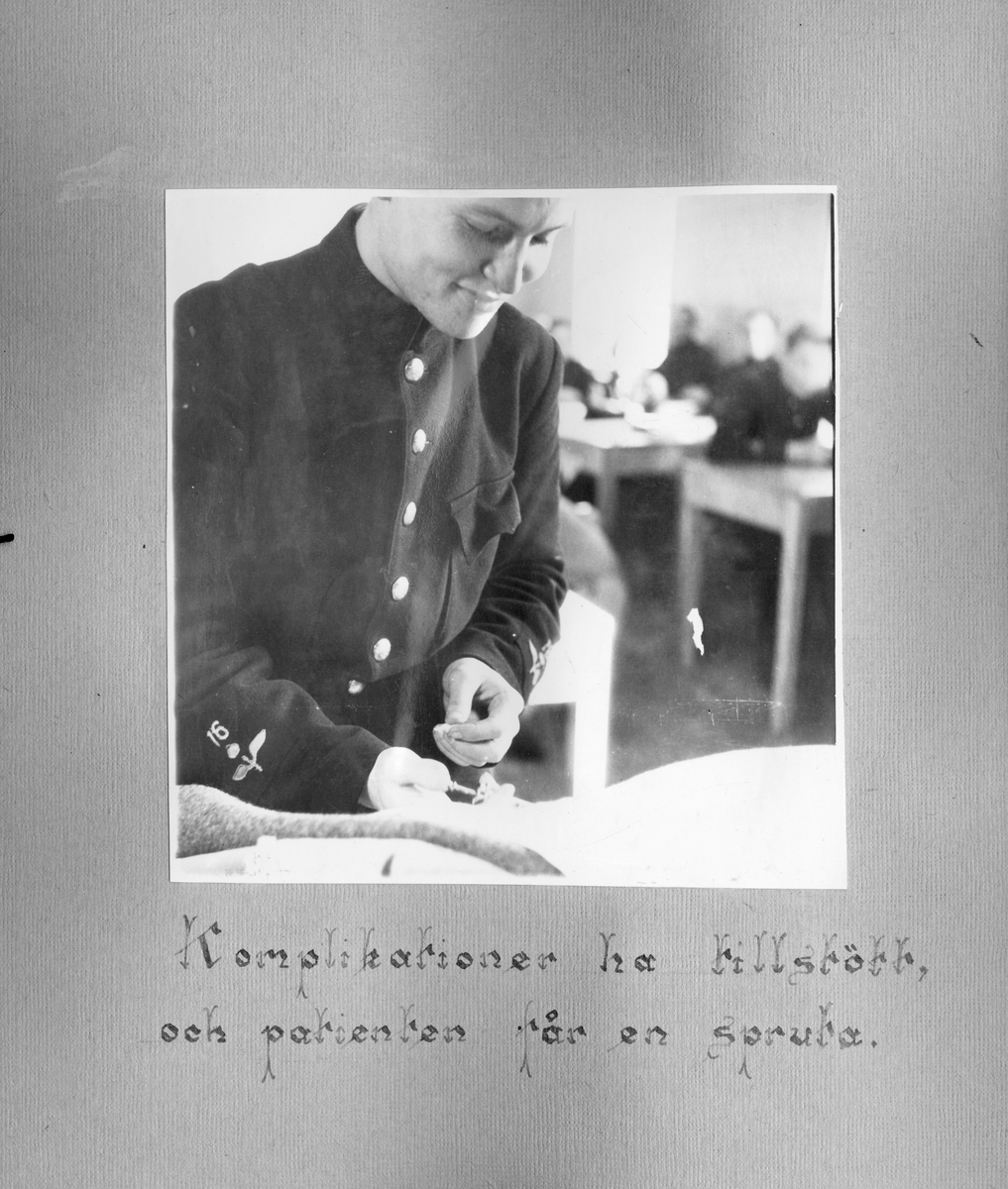 Fotoalbum F 11 sjukvårdsskola.
"Sjukvårdsskolan 15/1-15/3 1945"

47 bilder med motiv från militär sjukvårdsutbildning vid F 11 Södermanlands flygflottilj. Gruppfoton av kursdeltagare, övningar i fält, brandövning, lektioner i skolsal, sjukvårdsmateriel.