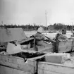 Trälådor och docka agerar flygplansattrapp med besättning vid sjukvårdsövning på F 11 Södermanlands flygflottilj, 1945.

Vintertid.

Ur fotoalbum 