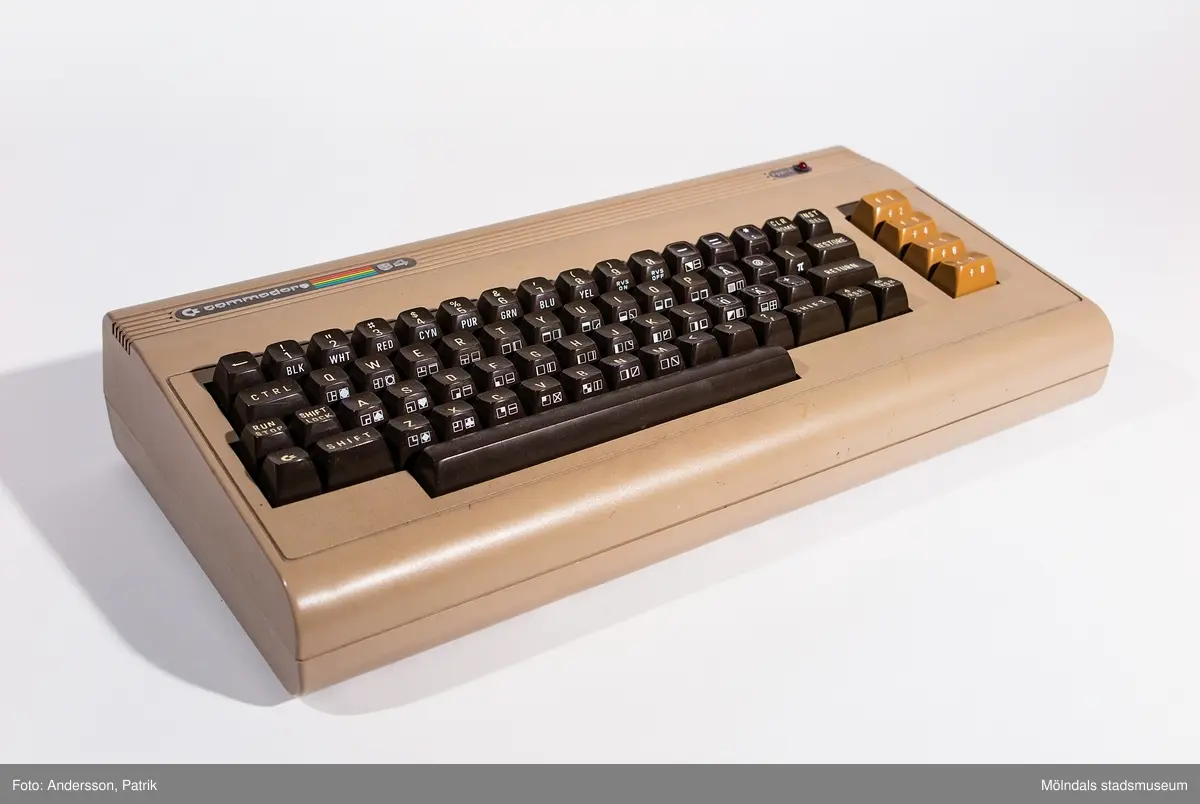 Commodore 64 dator i tre delar.
Dator med diskettstation Commodore 1541. Mått: 195 mm x 355 mm.
Tangentbord C 64. Mått: 400 mm x 200 mm.
Skrivare Commodore MPS 802,. Mått: 330 mm x 390 mm, 420 mm med ratt.

Givaren köpte datorn begagnad, komplett med all utrustning av en privatperson i Västerås genom Försvarets Motorklubbs tidning 1995.
Han använde den främst till ordbehandling, men spelade och programmerade också lite grann på den. Den bör vara i fungerande skick fortfarande (2002-12-11).
Ett Nintendospel är också skänkt av Berne och inköpt i slutet av 1980-talet.

Till C 64 finns manualer, disketter m.m. material.