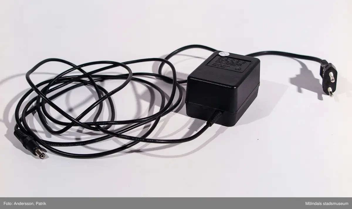 Spelkonsol för anslutning till TV-apparat. Tillverkad av vit och grå plast. Lucka i övre framkant för spelkassetter. Tryckknappar, lysdiod och anslutning av handkontroll på framsidan. 

Nätadapter NES-Pal-002 och antennomkopplare NES-003 pal.

NES, till vardags kallad Nintendo, lanserades i Japan den 15 juli 1983, i USA 1985 och i Sverige den 1 september 1986.  Konsolen baserades på kassett-teknik och 8-bitarsteknik och fick därför namnet Nintendo 8-bit.