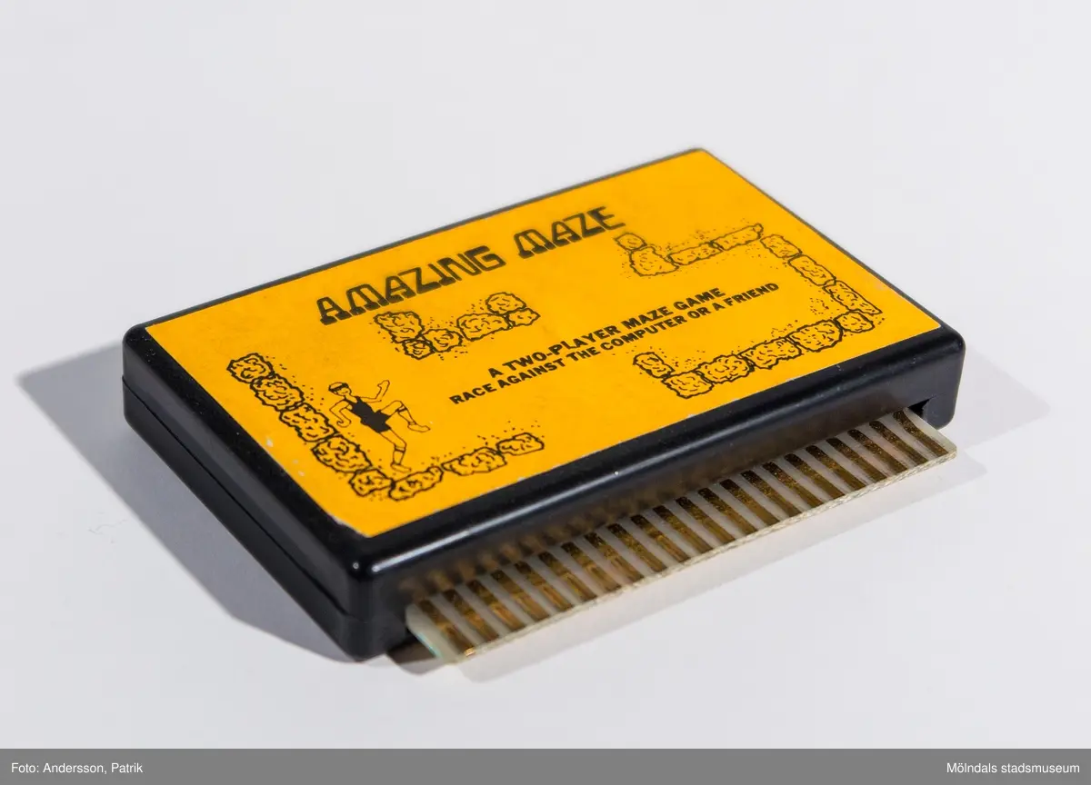 Spelkassett (Cartridges) till Commodore VIC-20 med dataspel. Amazing maze är ett labyrintspel för två spelare eller en spelare mot datorn. VIC-20 var Commodores första riktiga hemdator och började säljas i Sverige 1981.