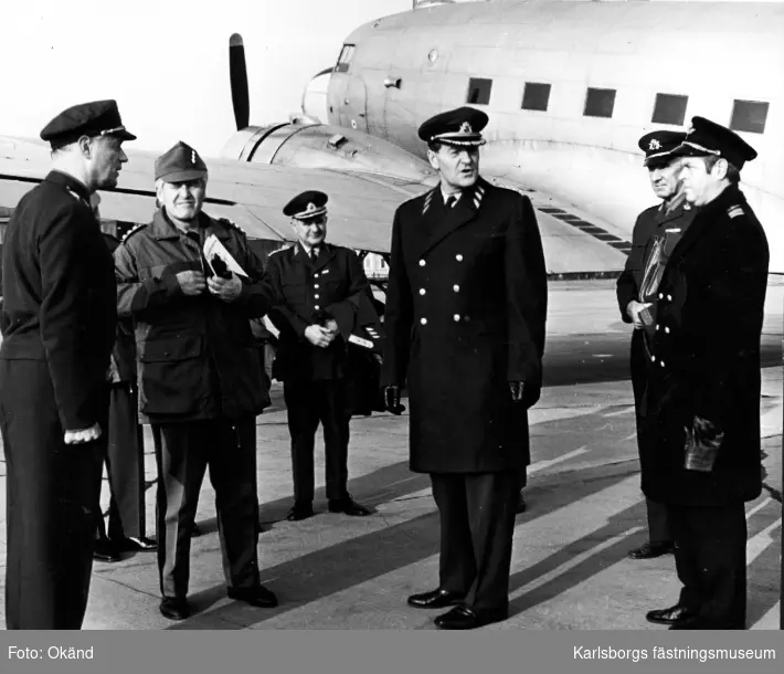 F6 Karlsborg 1972. ÖB. m.fl. mottages av övlt. Flygare S2 och kn. Blom F6. Albumet är en del av en donation från Karl-Axel Hansson, Karlsborg. Förteckning över hela donationen finns i albumet samt som Word-dokument.